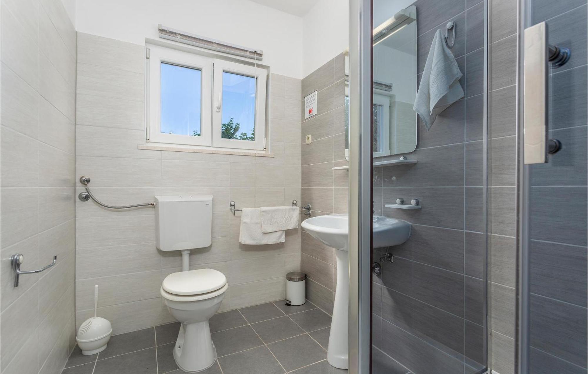 2 Bedroom Beautiful Apartment In Pinezici エクステリア 写真
