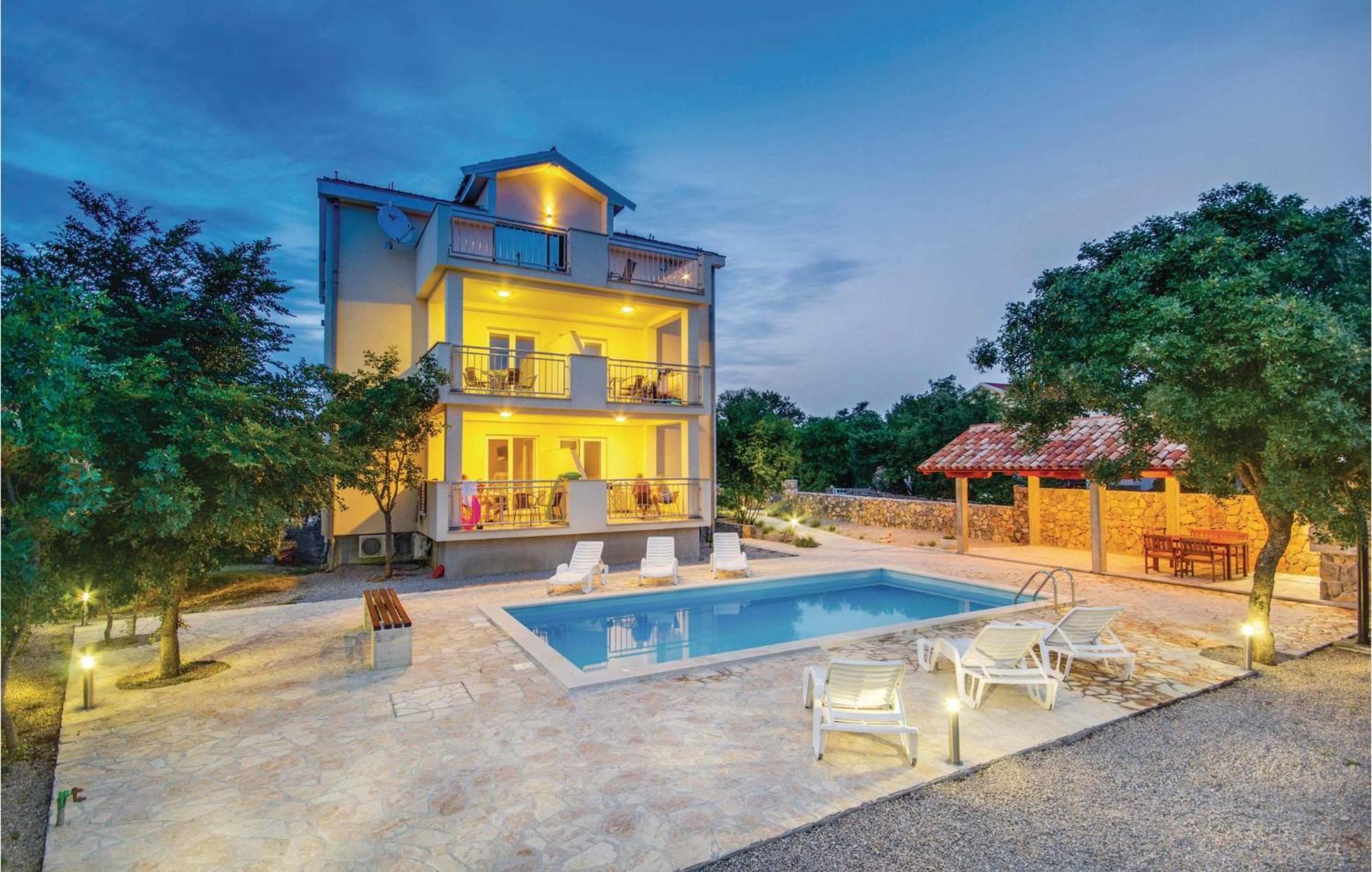 2 Bedroom Beautiful Apartment In Pinezici エクステリア 写真