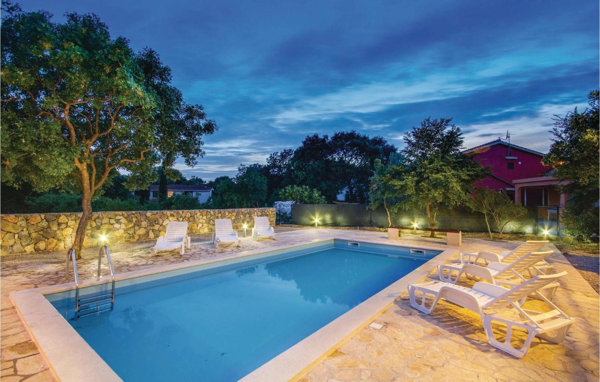 2 Bedroom Beautiful Apartment In Pinezici エクステリア 写真