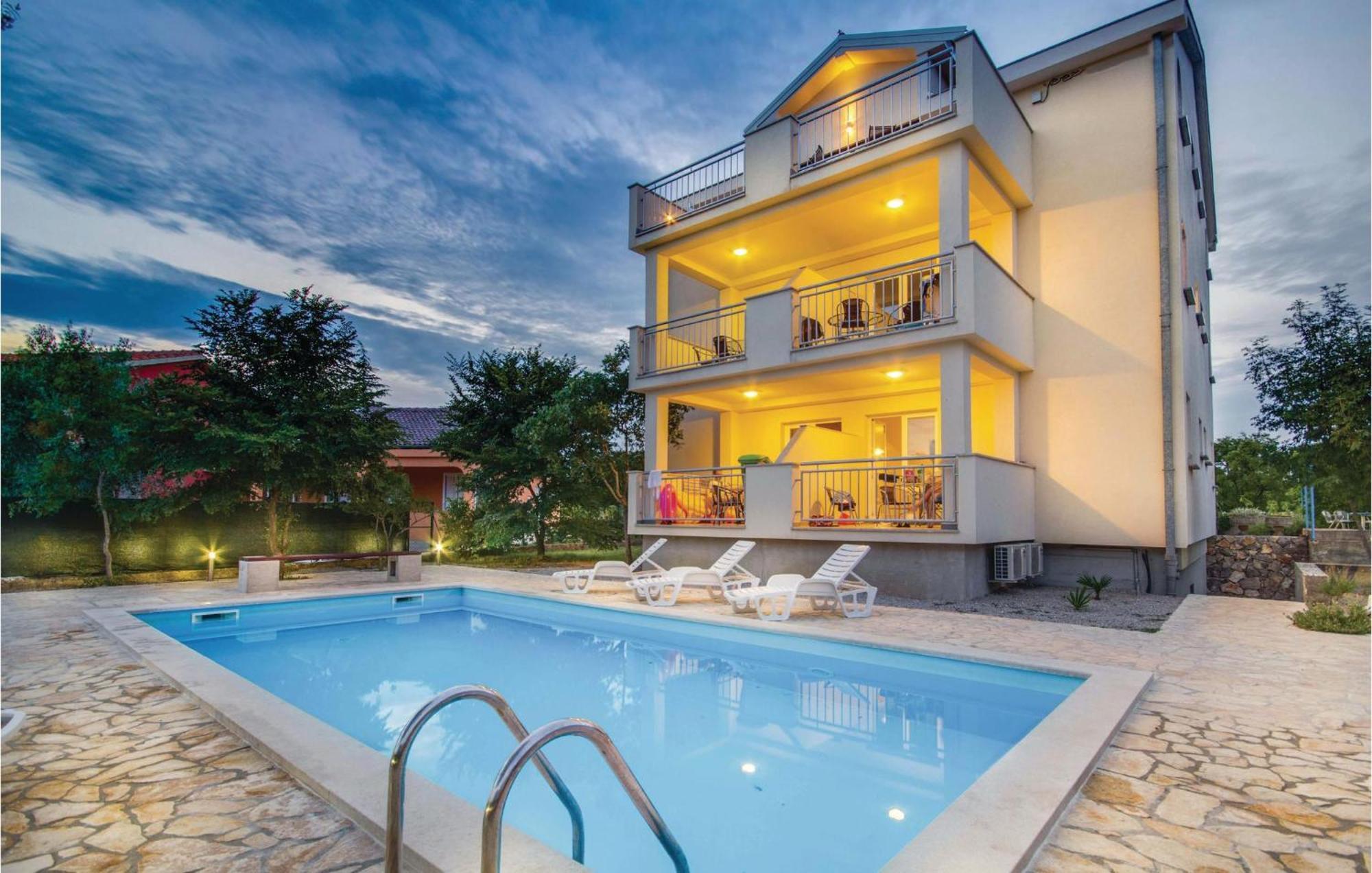 2 Bedroom Beautiful Apartment In Pinezici エクステリア 写真