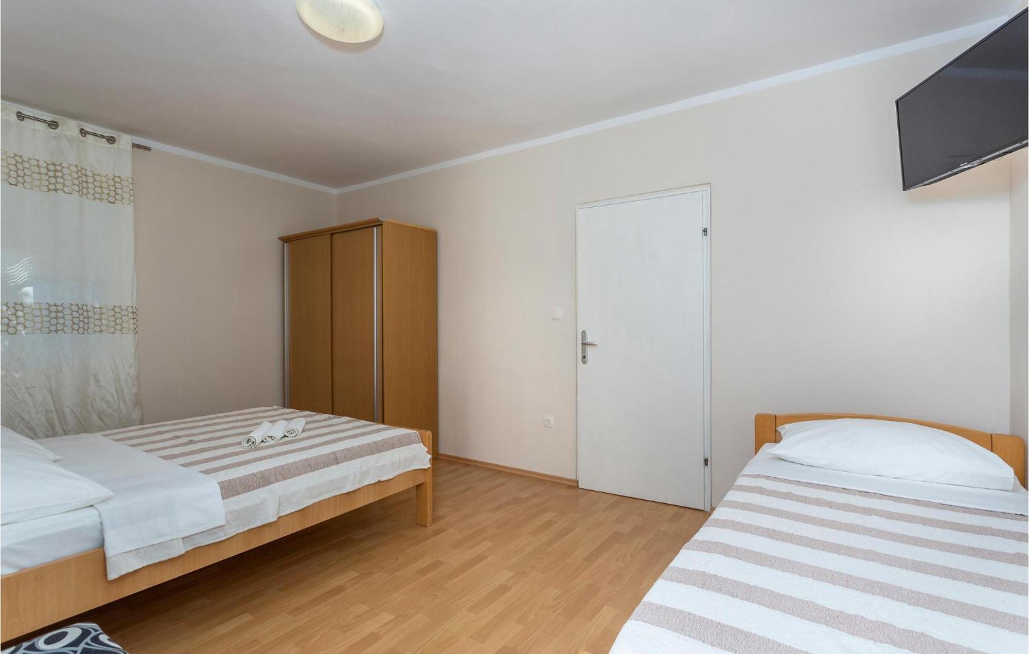 2 Bedroom Beautiful Apartment In Pinezici エクステリア 写真