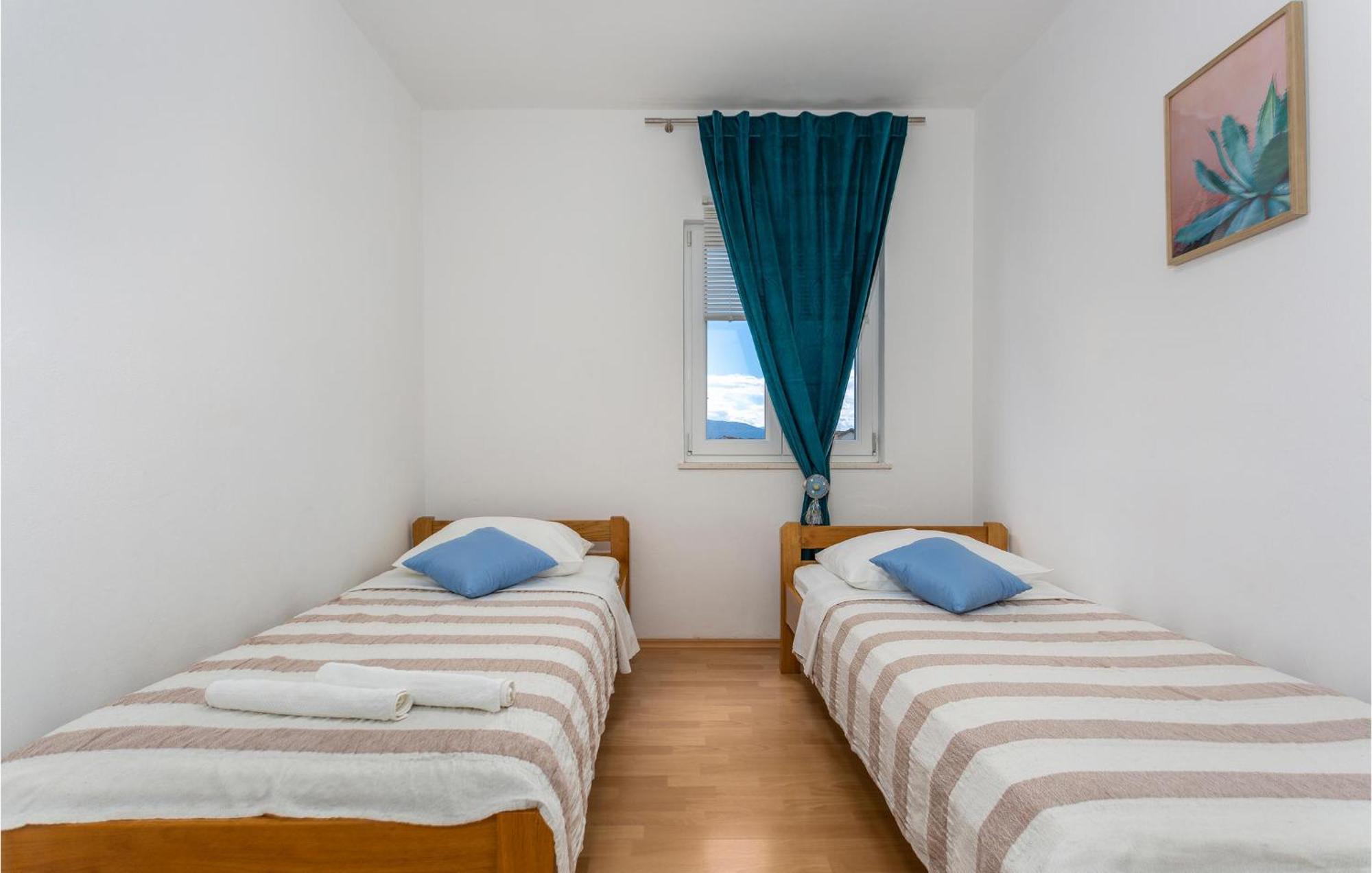 2 Bedroom Beautiful Apartment In Pinezici エクステリア 写真