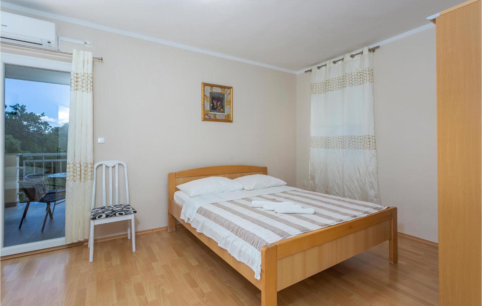 2 Bedroom Beautiful Apartment In Pinezici エクステリア 写真
